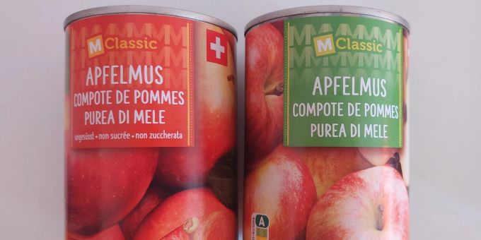 Apfelmus bei der Migros: einmal ungesüsst und einmal gezuckert. Doch laut Etikett haben beide gleich viel Zucker. Apfelmus Migros