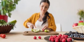 Frau gesunde Ernährung Obstteller