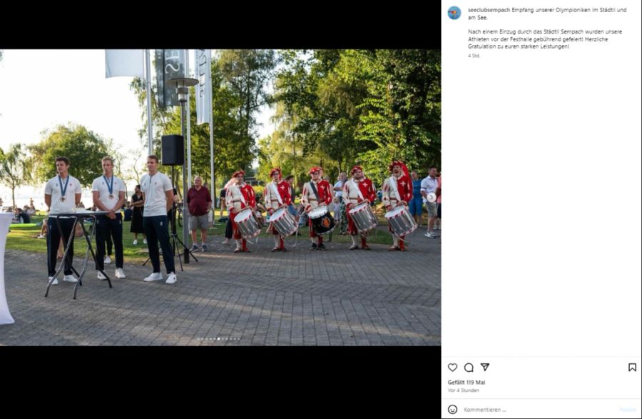 Auch die Tambouren sind beim frenetischen Empfang vor Ort.