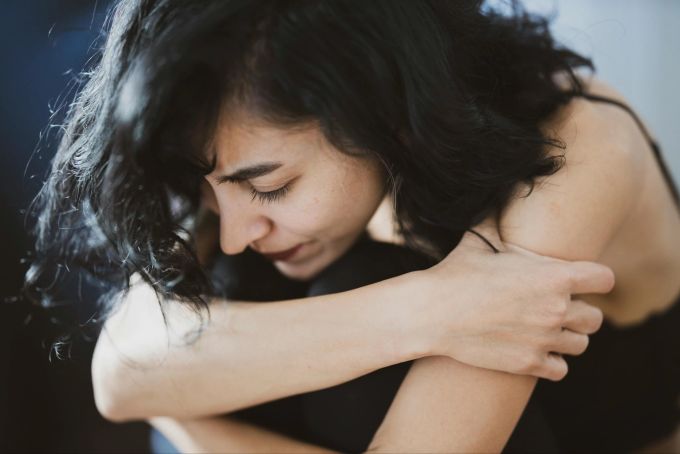 Frauen können durch Belästigung im Netz nachhaltig traumatisiert werden. Nun macht sich Mareile Höppner von RTL für sie stark. (Symbolbild) Frau verstört