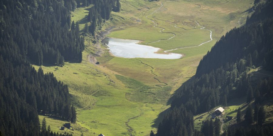 Der beinahe ausgetrocknete Sämtisersee im Sommer 2026. (Archivbild)