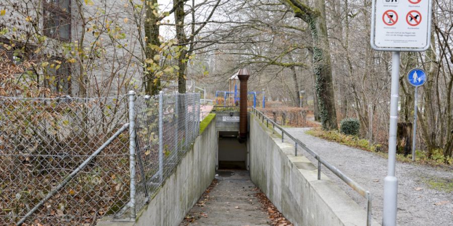 Die Stadtzürcher SVP forderte den Verzicht auf die Unterbringung Geflüchteter in Anlagen auf Schularealen (im Bild die Anlage in Witikon). Andere Parteien warfen ihr Rassismus vor. (A...