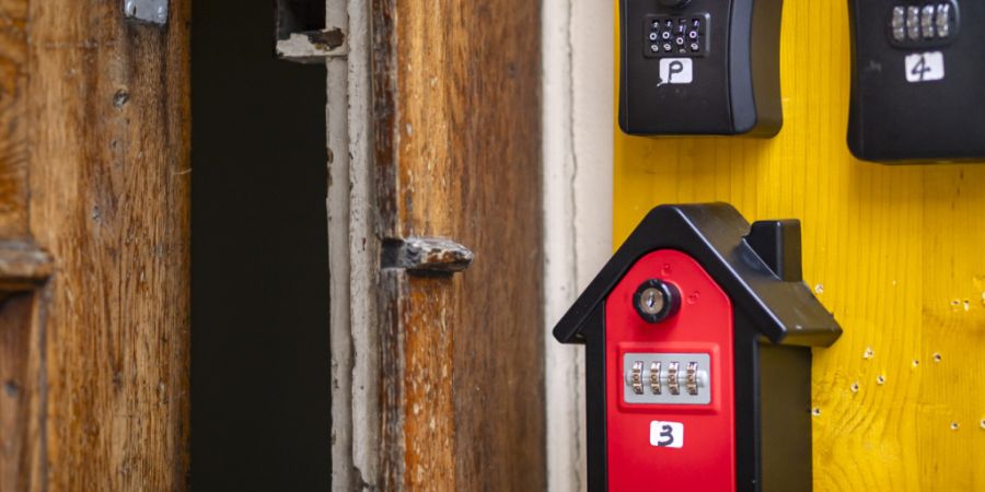 Kein unkontrolliertes Wachstum der Schlüsselkästchen: Airbnb-Wohnungen und Business-Apartments sollen registriert werden, wie eine überwiesene Motion im Basler Grossen Rat fordert. (...