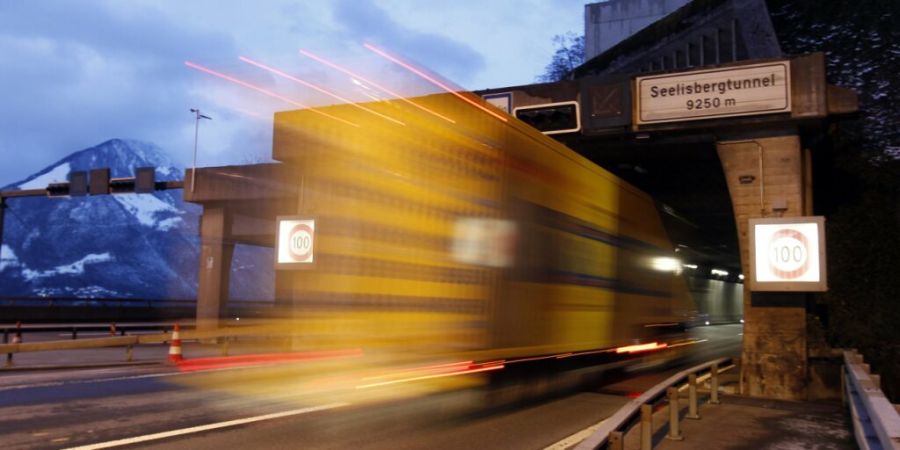 Im Seelisbergtunnel, im Bild das Nordportal in Beckenried, ist die Tempobeschränkung 60 wieder aufgehoben worden. (Archivaufnahme)