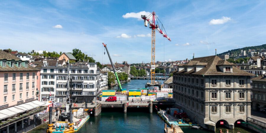 Die Trockenheit bereitet auch der Rathausbrücken-Baustelle in der Zürcher Innenstadt Probleme. Einige Arbeiten mussten zeitweise eingestellt werden. (Archivbild)