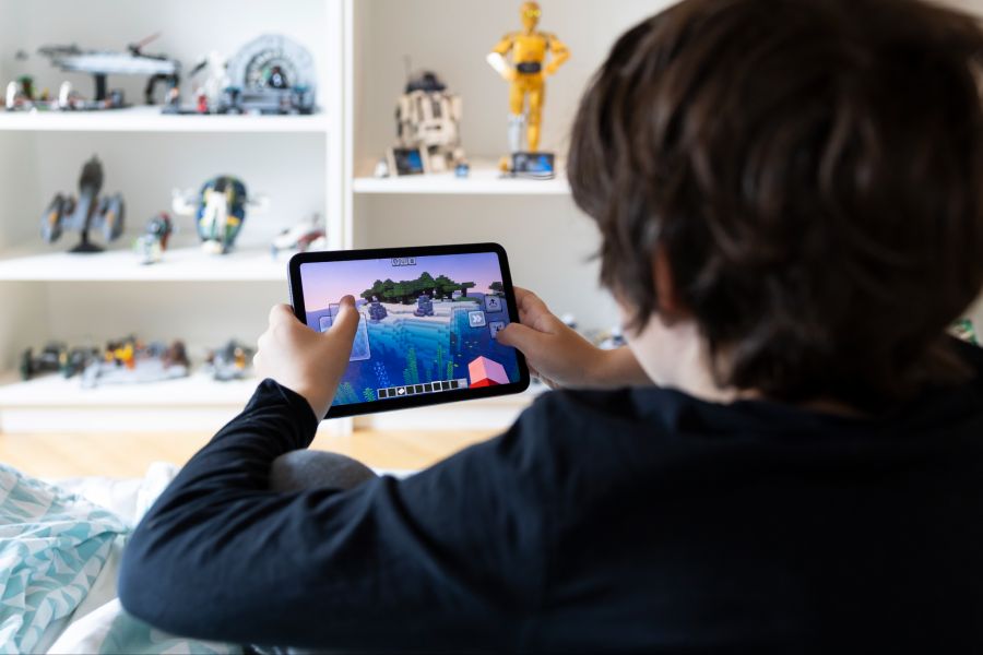 Das Gehirn ist erst mit etwa 25 Jahren vollständig ausgereift. Darum können ständige Ablenkungen und schnelle Belohnungen durch digitale Medien die Entwicklung beeinträchtigen.