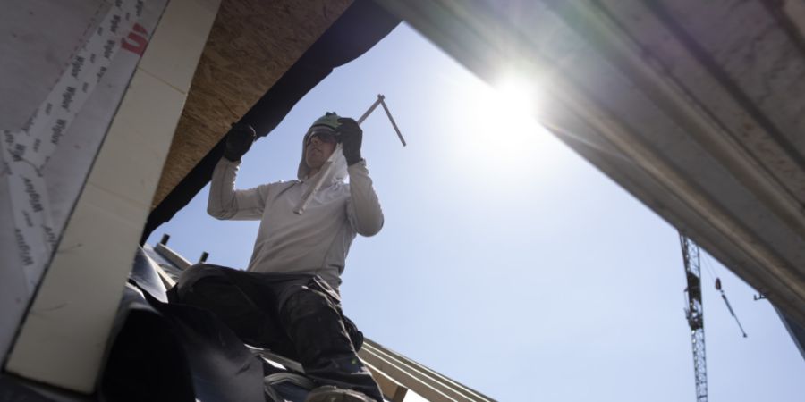 Bauarbeiter sollen im Sommer bereits um 06.00 beginnen können. Der Basler Grosse Rat unterstützt eine entsprechende Motion. (Archivbild)