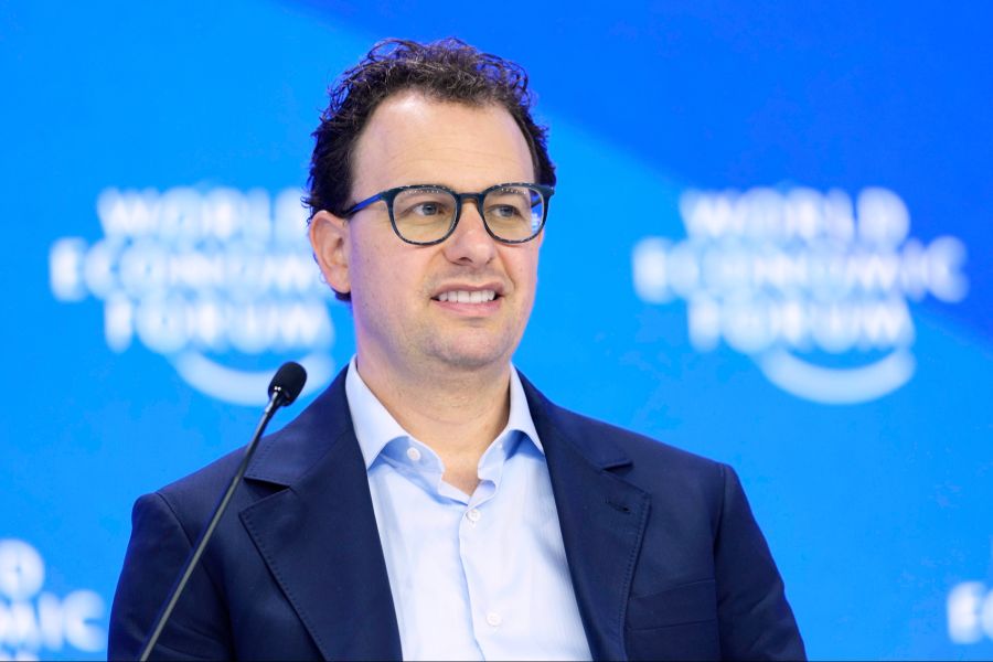 Dario Amodei will den Fortschritt verlangsamen. Grund sind unter anderem die jüngsten Hack-Attacken, die verschiedene KIs selbst begangen haben.