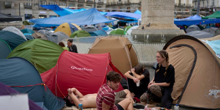 Demonstranten schlagen während einer Protestaktion in Madrid ihre Zelte auf. Foto: Manu Fernandez/AP/dpa