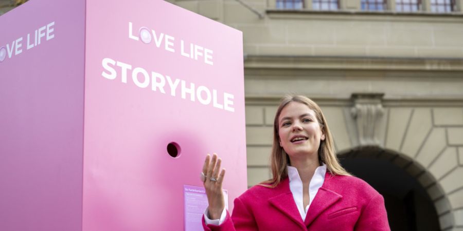 Yaël Meier, Verantwortliche für die Umsetzung der Love Live-Kampagne des BAG, vor der «Storyhole»-Box auf dem Berner Bundesplatz.