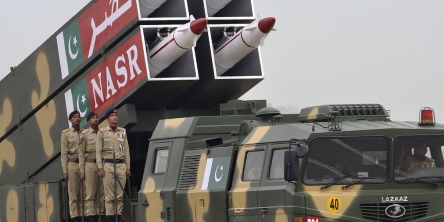 ARCHIV - Die in Pakistan hergestellten ballistischen Raketen NASR und ihre Trägerraketen werden während einer Militärparade anlässlich des Nationalfeiertags gezeigt. Foto: Uncredite...