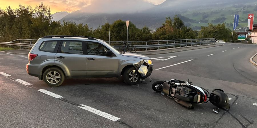 Bei der Kollision zwischen einem Motorrad und einem Auto in Goldau verletzte sich die Töfffahrerin erheblich, während der Autolenker unverletzt blieb.