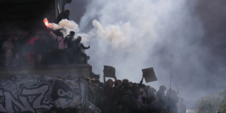 ARCHIV - Schüler protestieren in Paris gegen unterfinanzierte Schulen. Foto: Aurelien Morissard/AP/dpa/Archivbild
