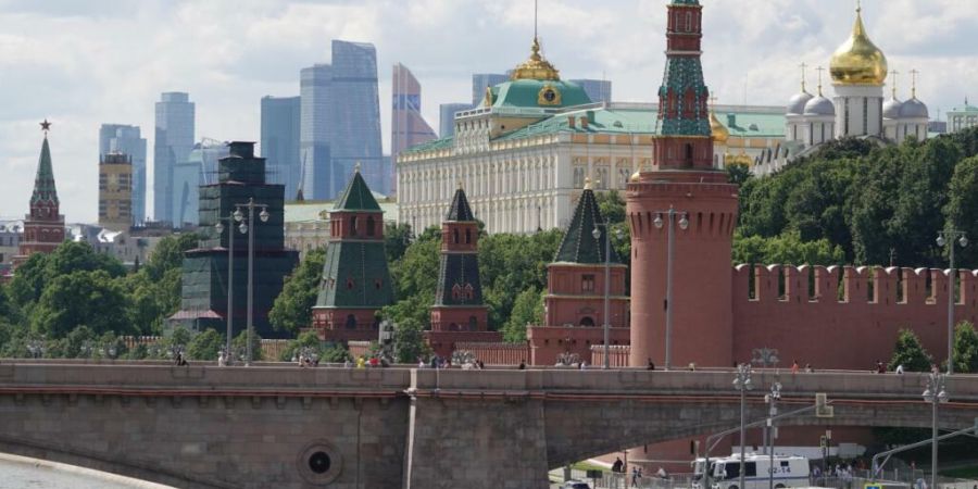 ARCHIV - Von der Moskwa aus sind hinter der Brücke der Kreml und das Hochhaus- und Geschäftsviertel Moskwa City (Hintergrund) zu sehen. Foto: Ulf Mauder/dpa