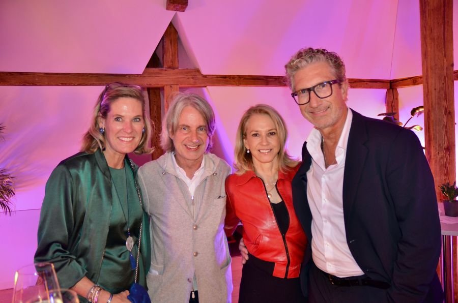 Power im Viererpack: Tanja Wegmann, General Manager Lalique Hospitality und Gesamtverantwortliche der Villa Florhof, Werber und Unternehmer Frank Bodin, Kommunikationsberaterin und Unternehmerin Christine Maier mit Pius Höltschi.