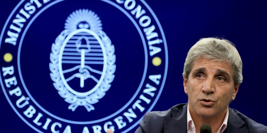 ARCHIV - Luis Caputo, Wirtschaftsminister von Argentinien, spricht während einer Pressekonferenz in Buenos Aires, Argentinien, 10. Januar 2024. Caputo hat ein Programm angekündigt, da...