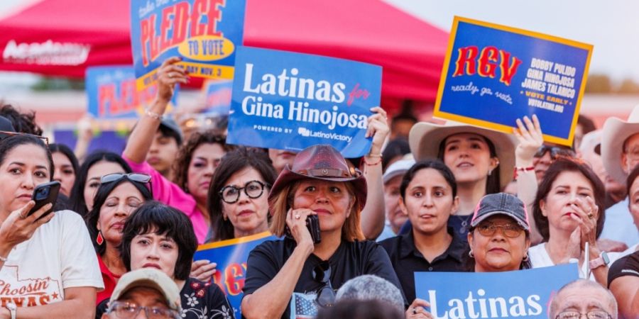 ARCHIV - Teilnehmerinnen und Teilnehmer bei einer «Ready, Go, Vote»-Kundgebung von Voto Latino. Foto: Michael Gonzalez/AP/dpa/Archivbild