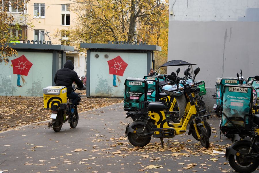 Yandex betreibt neben einer Suchmaschine auch einen Bezahldienst, eine Taxi-App und einen Essenslieferdienst. Die Dienste sind jetzt nur noch eingeschränkt verfügbar.