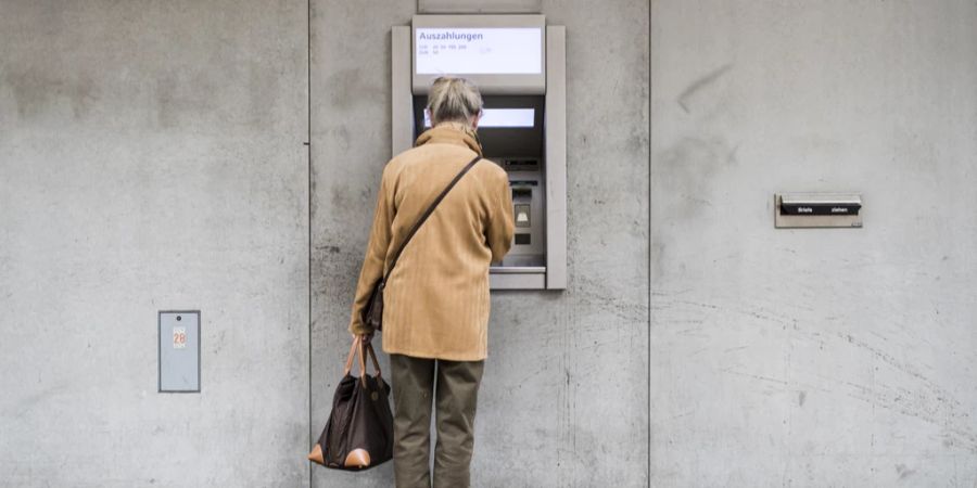 Alte Dame Geldautomat