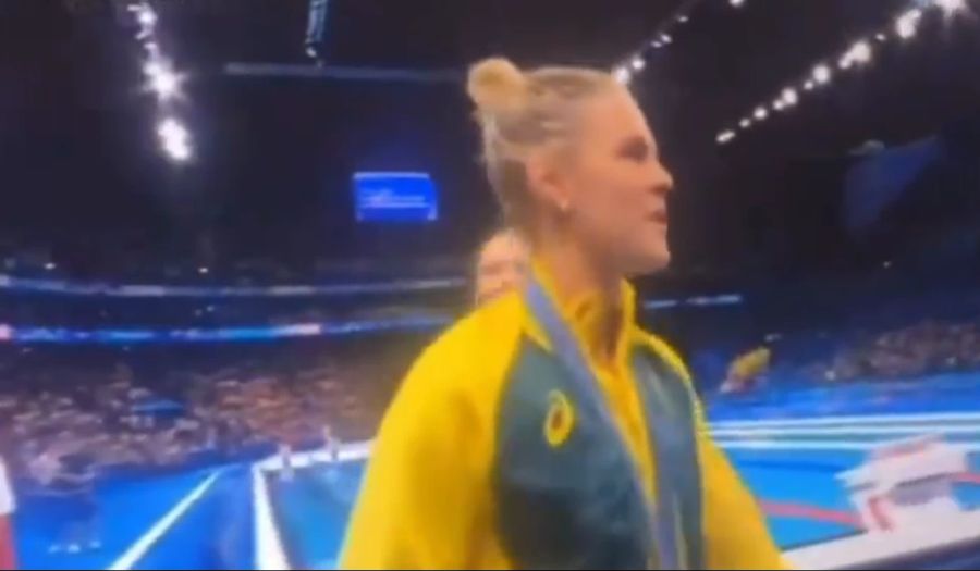 Nachdem die australischen Schwimmerinnen Gold über 4x100 m Kraul-Staffel geholt hatten, sagte Ballard: «Die Frauen werden gerade fertig. Nunja, Sie wissen ja, wie Frauen sind ... sie lungern