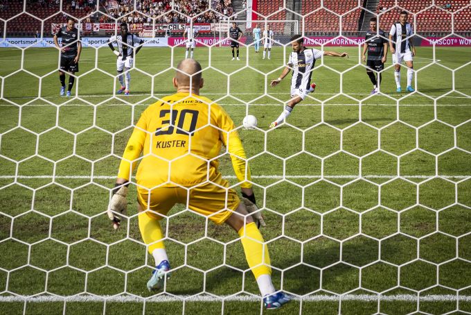 Antonio Marchesano bezwingt Markus Kuster zum 3:2 für den FCZ gegen den FC Winterthur. FCZ Winterthur Marchesano Kuster