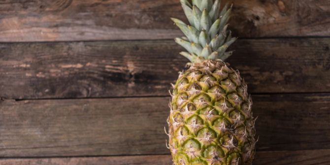 Ananas auf braunem Hintergrund