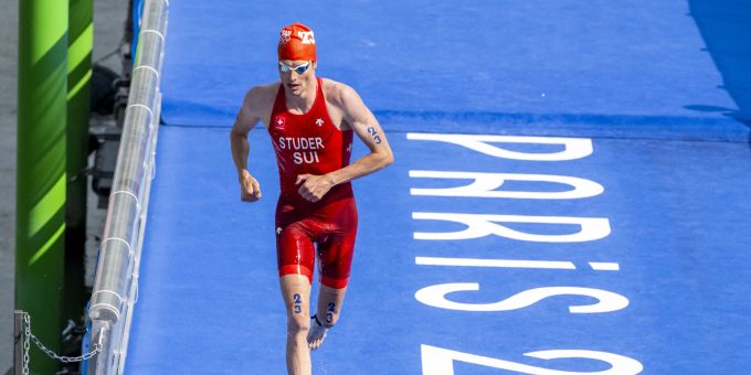 Max Studer eröffnet den Olympia-Triathlon für die Schweizer Mixed-Staffel. Olympia 2024