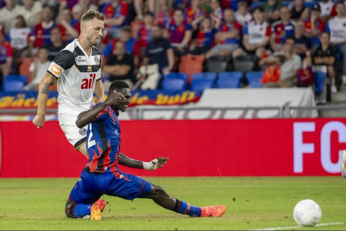 Adjeti kommt gegen Lugano-Stürmer Przybylko zu spät. FCB