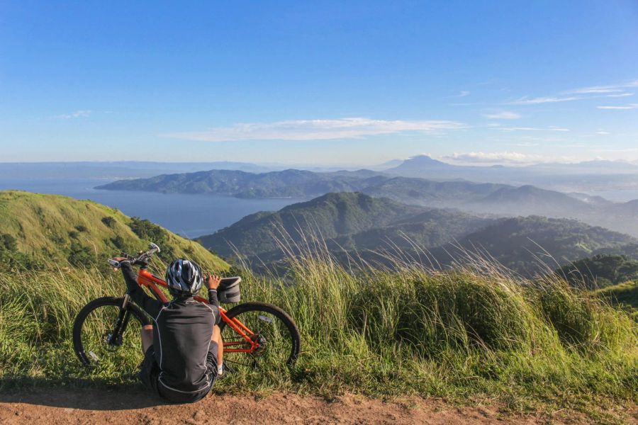 Mann mit E-Bike, Natur