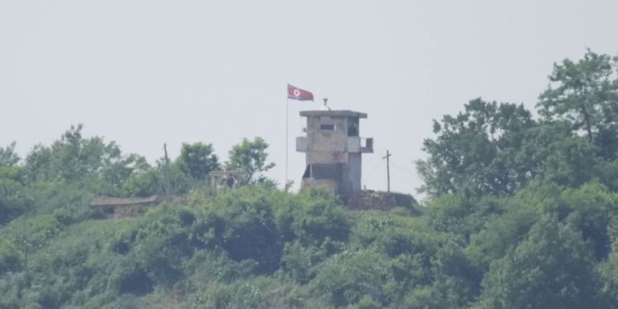 Wachturm Nordkorea Flagge Grenze