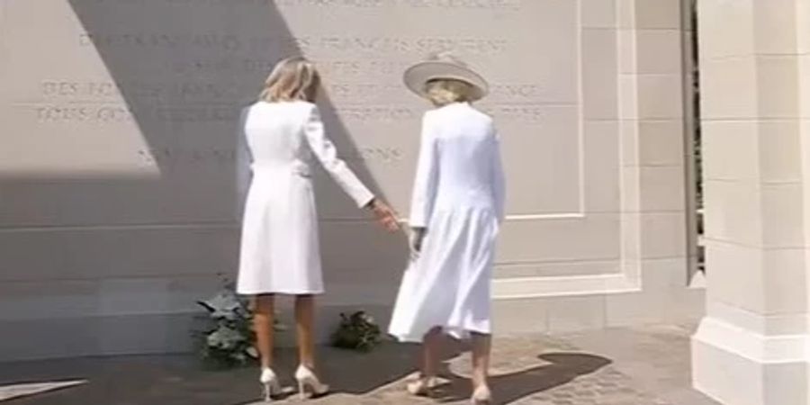 Brigitte Macron greift nach der Hand von Königin Camilla.