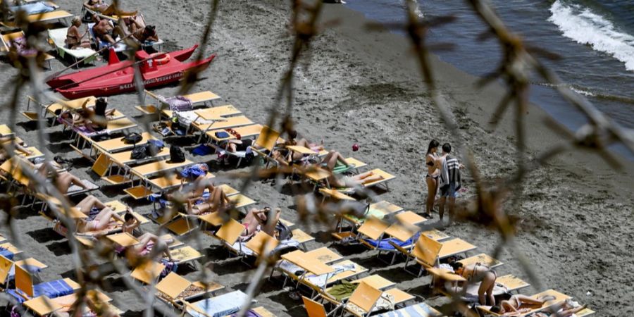 Im Nobelviertel Posillipo muss der Strand-Zugang sogar am Vortag online reserviert werden. (Symbolbild)