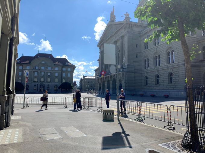 Der Bundesplatz ist im Vorfeld der Ukraine-Konferenz wegen dem Besuch des ukrainischen Parlamentspräsidenten Ruslan Stefantschuk weiträumig abgesperrt. Bundesplatz Ukraine-Konferenz