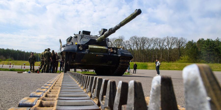 Ukrainische Soldaten arbeiten an einem Kampfpanzer vom Typ Leopard 1 A5.