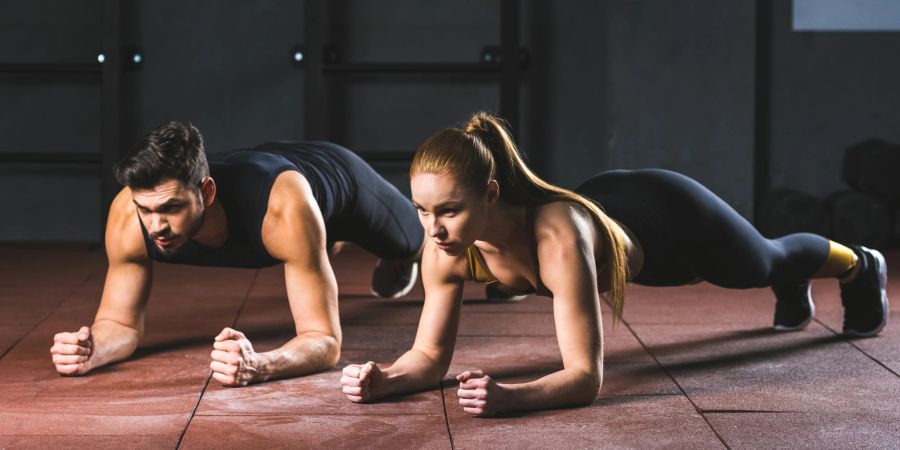 Mann und Frau beim Training