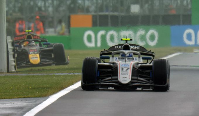 Der Formel-2-Meisterschaftsführende Paul Aron schied nach einer Kollision mit Pepe Marti (li.) aus. Formel 2 Silverstone Aron