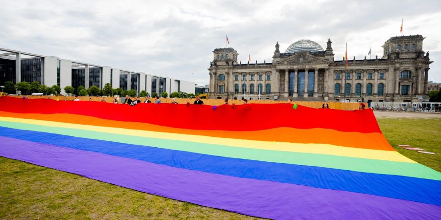 In vielen Ländern wird für die LGBTQI+ Rechte demonstriert - doch es gibt auch Gegenwind. (Archivbild)