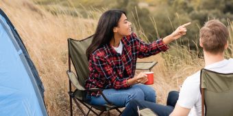 paar, outdoor, zelt, frau zeigt auf etwas