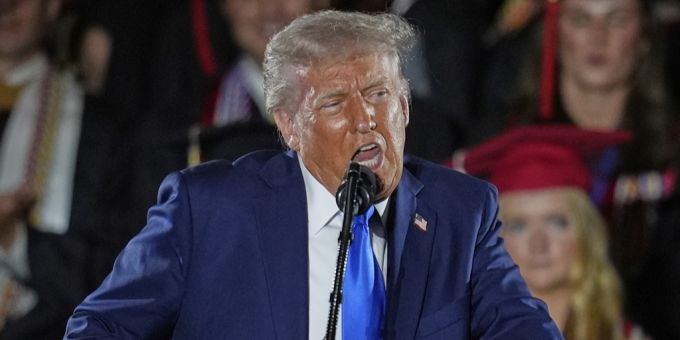 Donald Trump hat erneut bekräftigt, sich Grönland notfalls auch mit militärischer Gewalt einzuverleiben. Donald Trump Grönland