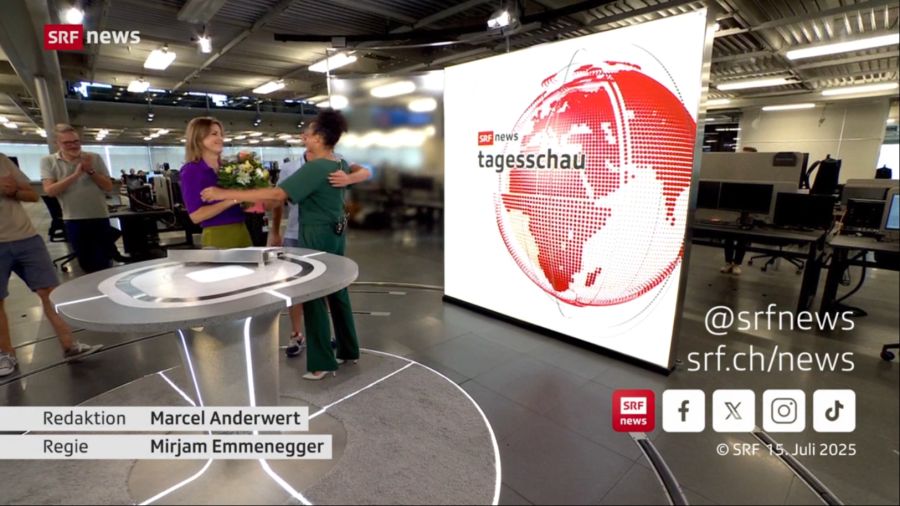 Während des Abspanns wird die Newsfrau mit Umarmungen und Blumenstrauss überrascht.