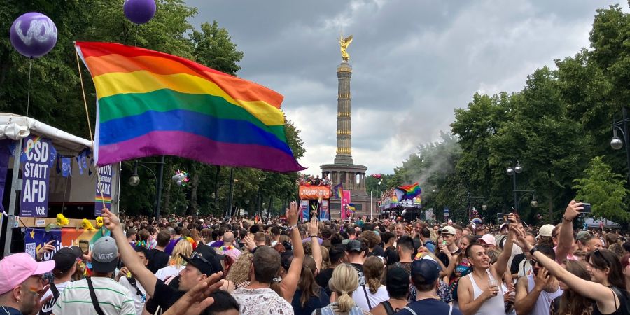 Der Christopher Street Day ist in Berlin ein Grossevent - diesmal ohne das Regenbogennetzwerk der Bundestagsverwaltung. (Archivbild)