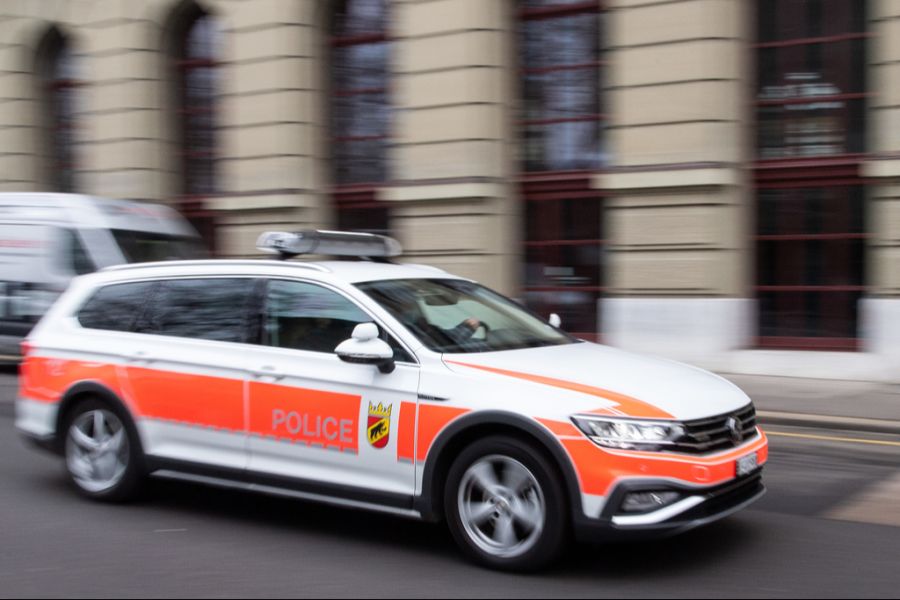 Er sagte aus, dass er den bremsenden Vordermann nicht sah, da er zu lange in den Seitenspiegel schaute. (Symbolbild)