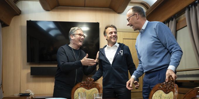 Der britische Premierminister Keir Starmer, links, trifft sich mit dem französischen Präsidenten Emanuel Macron, Mitte, und dem deutschen Bundeskanzler Friedrich Merz in einem Zug in die ukrainische Hauptstadt Kiew. Friedrich Merz