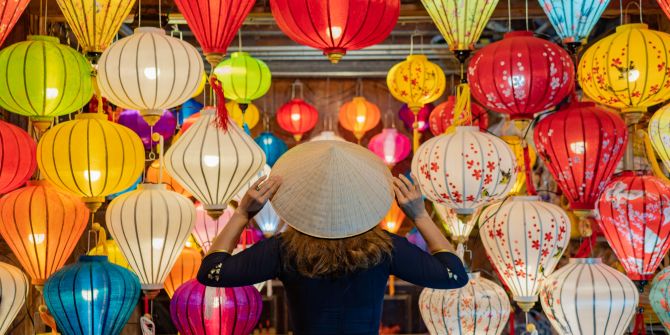 Touristin schaut sich bunte Laternen an