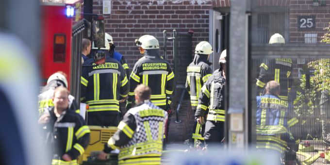 Einsatzkräfte der Feuerwehr sind nach Randale in einer Psychiatrie in NRW im Einsatz. psychiatrie
