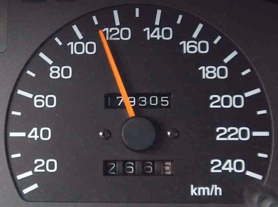 Ein junger Mann war beispielsweise mit seinem Motorrad mit 110 km/h unterwegs, bei erlaubten 50 km/h. (Symbolbild)