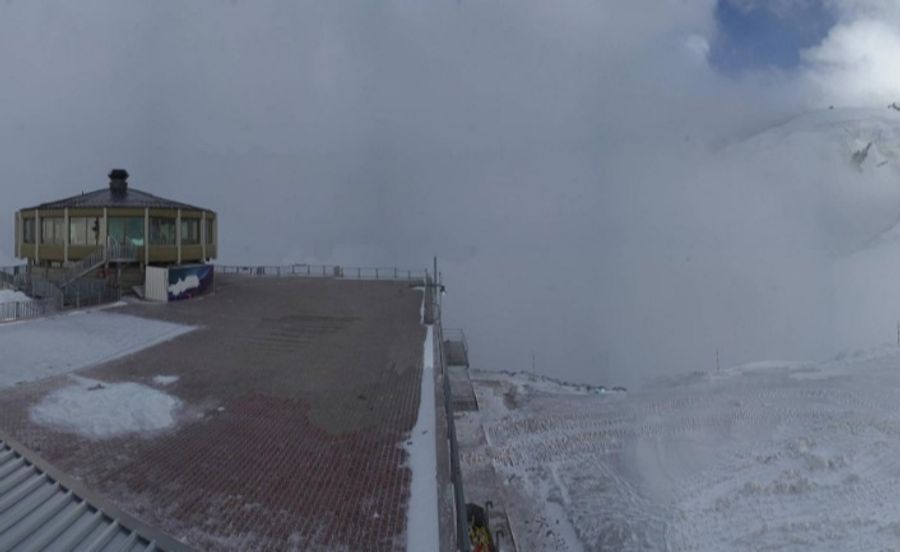 Schnee findet sich auch beim Drehrestaurant auf dem Allalin bei Saas-Fee VS. Dieses liegt auf 3500 Meter über Meer.