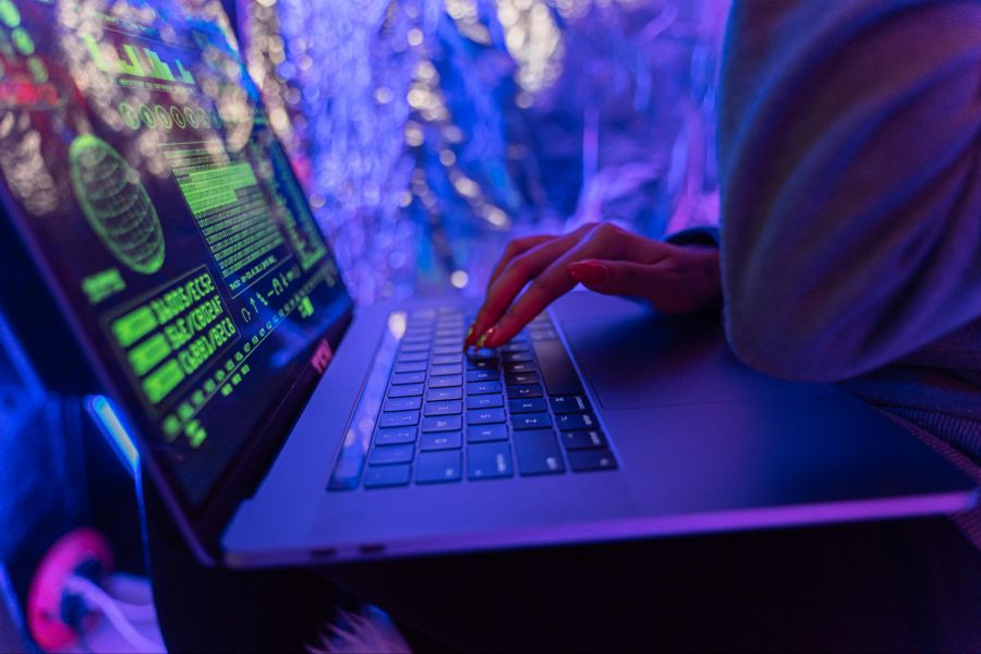 Diese ziehen nicht nur Gleichaltrige an, sondern auch Pädokriminelle. Die Beiträge können in Foren im Darkweb sexualisiert werden. (Symbolbild)