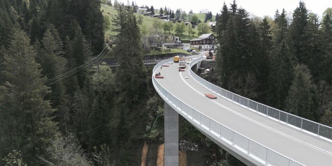 Die neue Sagigrabenbrücke in Beatenberg ist offen. Beatenberg