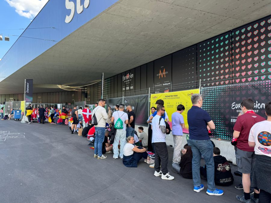 Mögen nicht mehr warten: Schon über fünf Stunden vor Beginn des ESC-Finals stehen Fans vor der St. Jakobshalle Schlange.